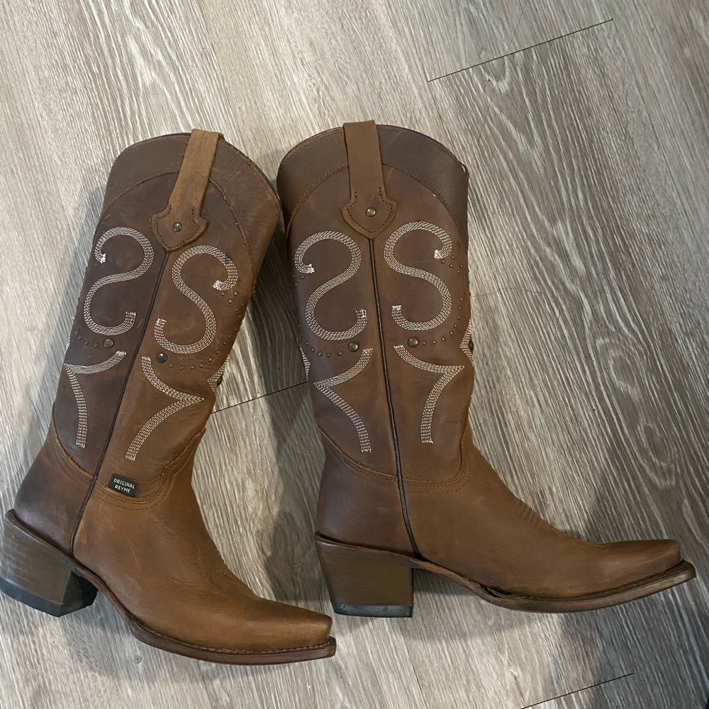 Reyme leather cowgirl boots came from Mexico only one tried on.